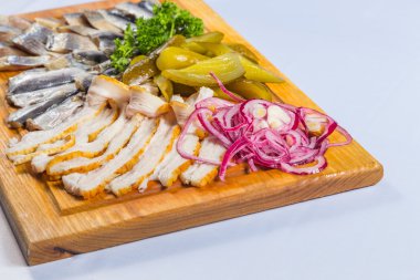 Votka için aperatif. Ahşap tahta atıştırmalıklar ile. Sosis, turşu, ringa ve çaça.