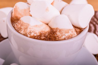 Bir fincan kahve marshmallow ile. Şekerleme, çikolata ve diğer tatlılar. Kakao bir fincan