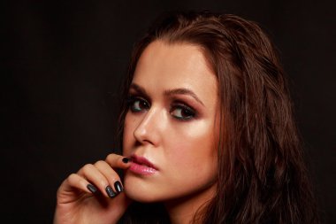 Muhteşem Güzellik Portresi. Profesyonel makyaj güzel kadınla. Anlamlı gözler, mükemmel deri.