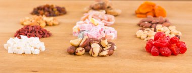 Ahşap arka planda fındık ve kurutulmuş meyve