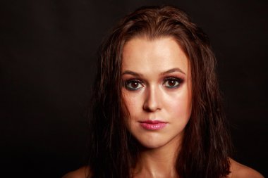 Muhteşem Güzellik Portresi. Profesyonel makyaj güzel kadınla. Anlamlı gözler, mükemmel deri.