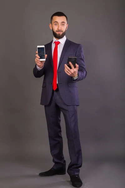 Jovem homem de sucesso com um telefone celular — Fotografia de Stock
