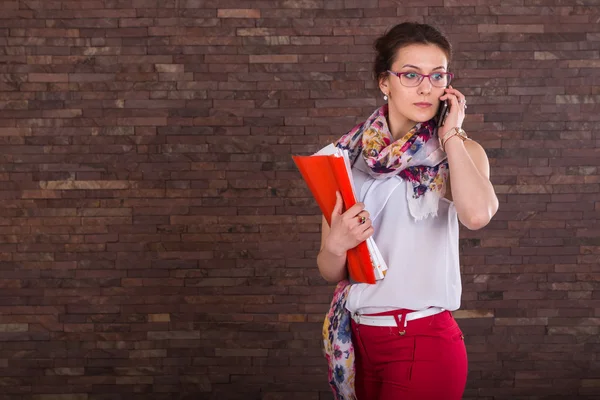 Junge, vielbeschäftigte Frau. schöne Frau. — Stockfoto