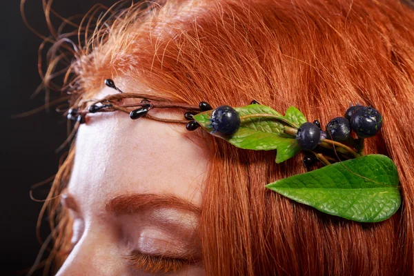 A menina de cabelo ruivo bonito. Menina ruiva com uma coroa de flores no cabelo . — Fotografia de Stock