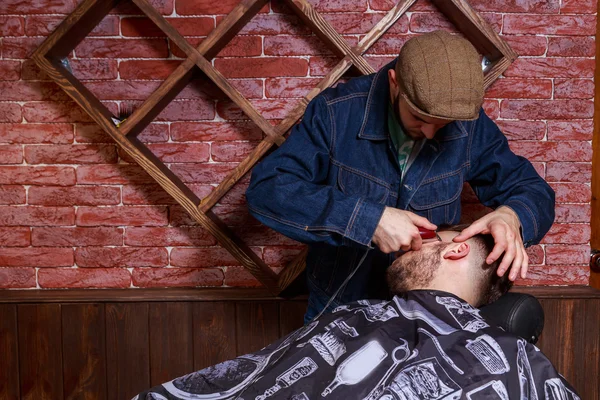 Barber shears client. The master is working on a way the client. — Stock Photo, Image