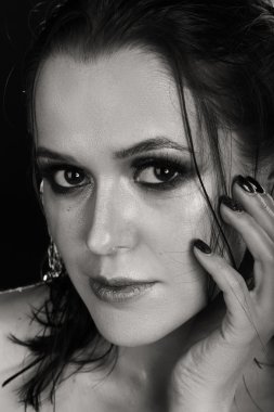 siyah beyaz güzel bir kız portresi