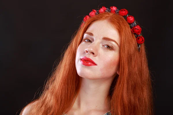 Saçında bir çelenk ile güzel kızıl saçlı kız. Saç - çelenk için aksesuarlar. Saç süsleri. Güzel kızıl saçlı kız.