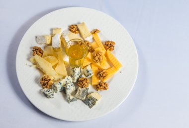 Farklı peynirler, bal ve fındık ile çanak