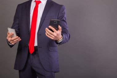 Bir cep telefonu ile başarılı delikanlı