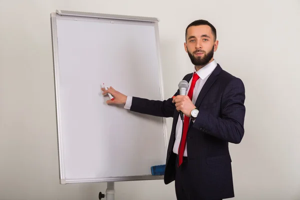 Öffentliche Präsentationen der Referenten während des Trainings. Arbeit mit dem Vorstand für Präsentationen. — Stockfoto