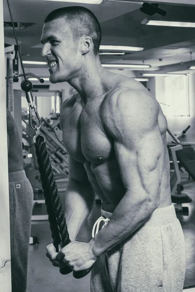El deportista se dedica al gimnasio. — Foto de Stock