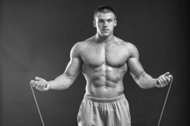 Boks eldivenleri adam. Siyah arka plan üzerinde genç boksör savaşçısı. Savaşmaya hazır boksörü. Boks, egzersiz, kas, güç, güç - eğitim ve boks gücü kavramı