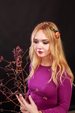 Güzel esmer güzel bir çelenk içinde. Aksesuarlar, saç - çelenk.