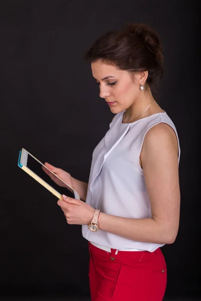 Mooie vrouw met Tablet PC — Stockfoto