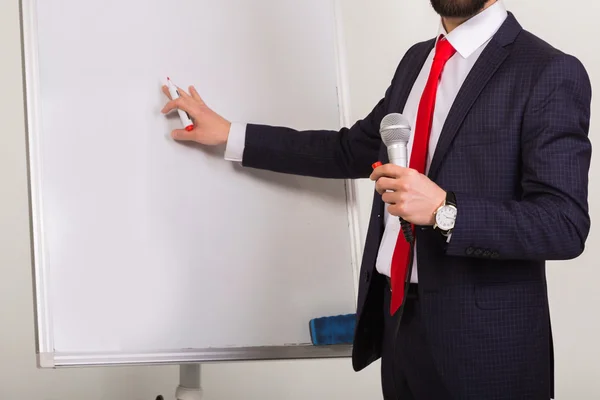 Presentaciones públicas de los ponentes durante la formación. Trabajar con la junta para presentaciones . —  Fotos de Stock