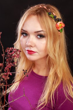 Güzel esmer güzel bir çelenk içinde. Aksesuarlar, saç - çelenk.