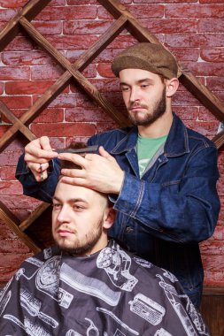 Berber makası istemci. Asıl istemci üzerinde bir şekilde çalışıyor.