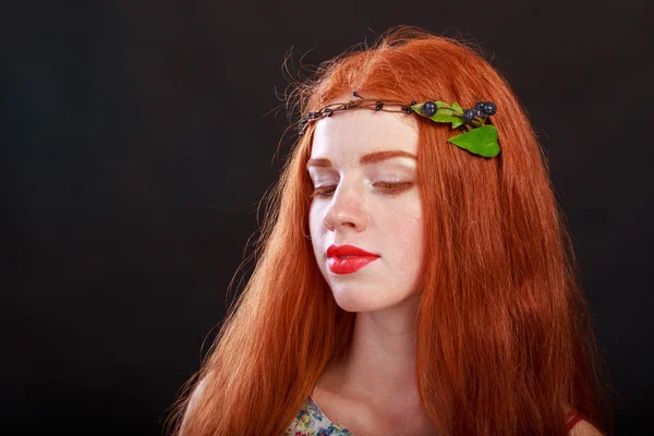 A menina de cabelo ruivo bonito. Menina ruiva com uma coroa de flores no cabelo . — Fotografia de Stock