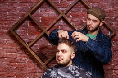 Berber makası istemci. Asıl istemci üzerinde bir şekilde çalışıyor.