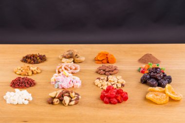 Ahşap arka planda fındık ve kurutulmuş meyve