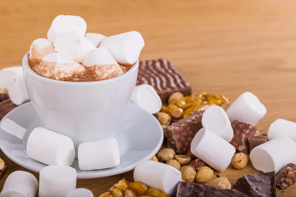 Eine Tasse Kaffee mit Marshmallows. Marshmallows, Schokolade und andere Süßigkeiten. eine Tasse Kakao — Stockfoto