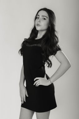 Hafif bir arka plan üzerinde kısa bir etek bir kız. Güzel ve genç birbayan. Güzel profesyonel makyaj.