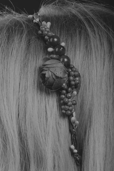 Koszorú haj. Fekete-fehér fénykép — Stock Fotó
