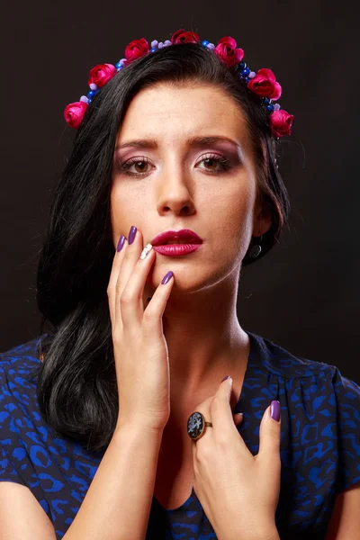 Portrait of a beautiful girl in a wreath — Stock Photo, Image