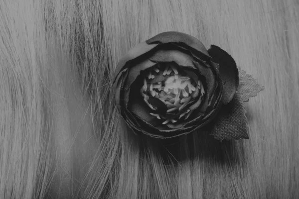 Grinalda no cabelo. Foto em preto e branco — Fotografia de Stock