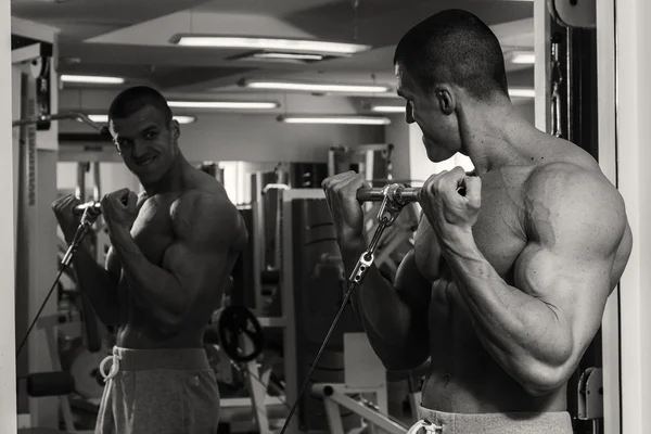 Culturista in palestra — Foto Stock