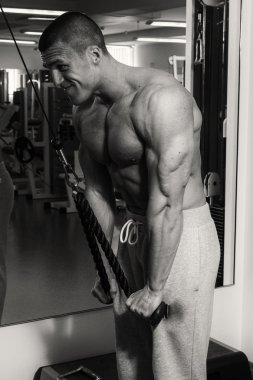 Spor salonunda vücut geliştirmeci