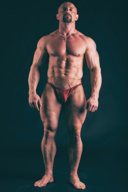 Karanlık bir arka plan üzerinde büyük vücut geliştirmeci