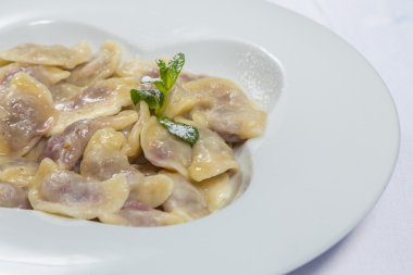 Tabakta hamur köftesi