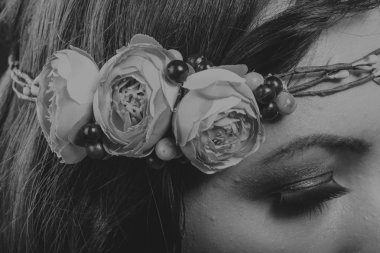 Çelenk takmış güzel bir kızın siyah beyaz portresi