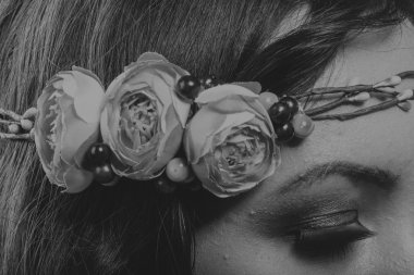 Çelenk takmış güzel bir kızın siyah beyaz portresi