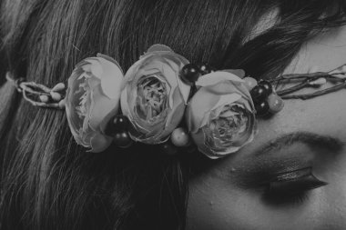 Çelenk takmış güzel bir kızın siyah beyaz portresi