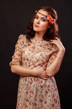 Çelenk giymiş güzel bir kızın portresi.