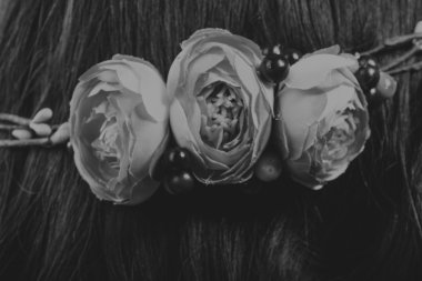 Çelenk takmış güzel bir kızın siyah beyaz portresi