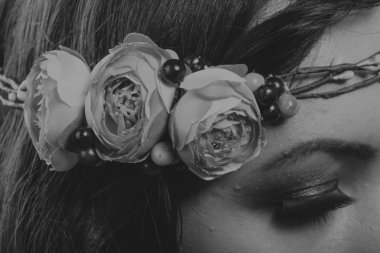 Çelenk takmış güzel bir kızın siyah beyaz portresi