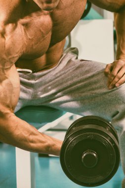 Spor salonunda vücut geliştirmeci