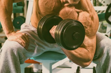 Spor salonunda vücut geliştirmeci