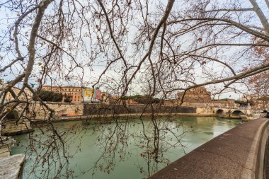 Tiber Nehri ve Roma köprüsü manzarasına