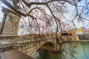Tiber Nehri ve Roma köprüsü manzarasına