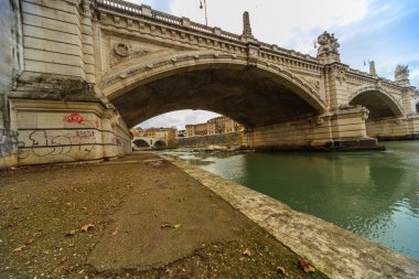 Tiber Nehri ve Roma köprüsü manzarasına