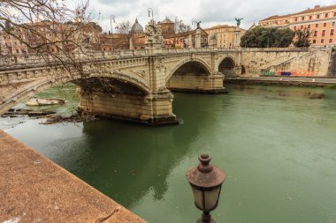 Tiber Nehri ve Roma köprüsü manzarasına