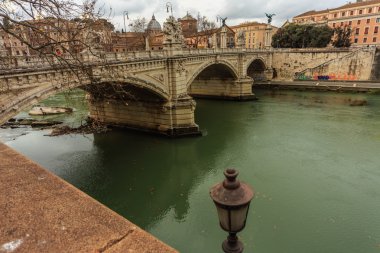 Tiber Nehri ve Roma köprüsü manzarasına