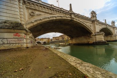 Tiber Nehri ve Roma köprüsü manzarasına