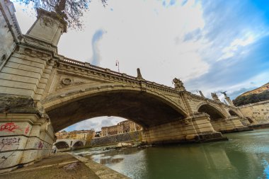Tiber Nehri ve Roma köprüsü manzarasına