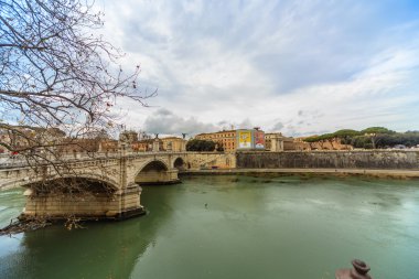 Tiber Nehri ve Roma köprüsü manzarasına