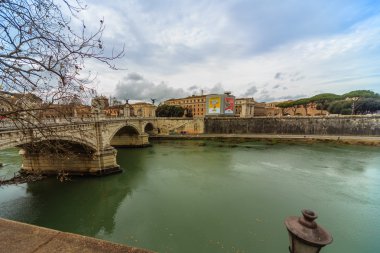 Tiber Nehri ve Roma köprüsü manzarasına